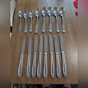 Lenox Poppies on Blue 18/8 Stainless Steel 16pc. Dinner & Soup Spoons / Knives